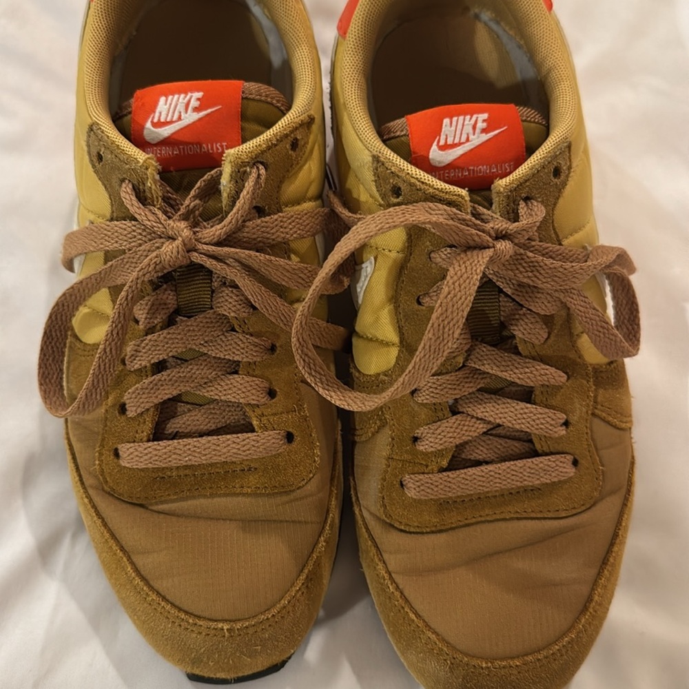 Women’s Nike Internationalist Sneakers in muted bronze/summit white/wheat gold - Picture 2 of 8